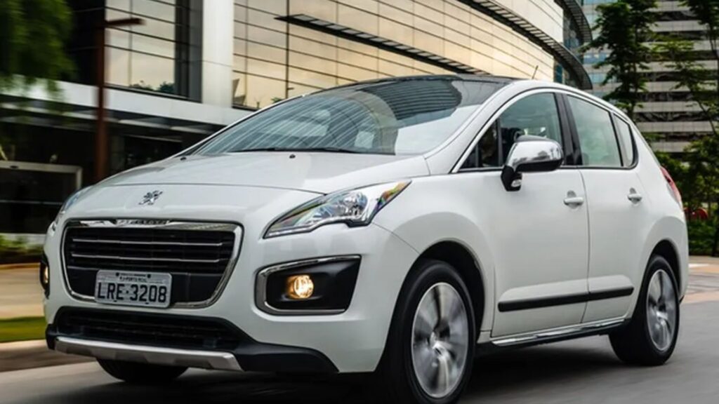 Peugeot 3008 2014 branco em movimento na estrada.