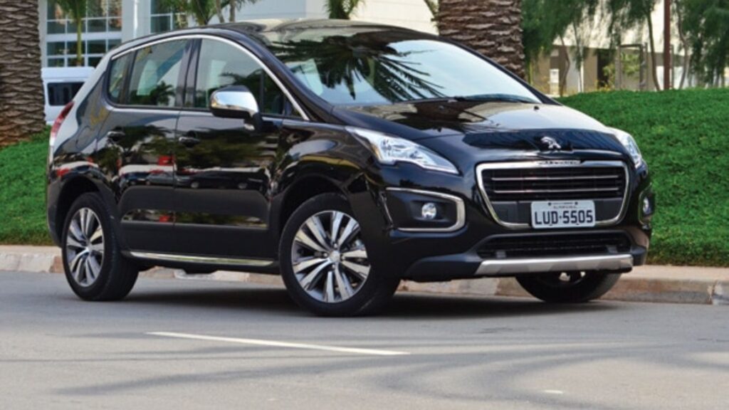 Peugeot 3008 2015 preto parado na diagonal na beirada da estrada.