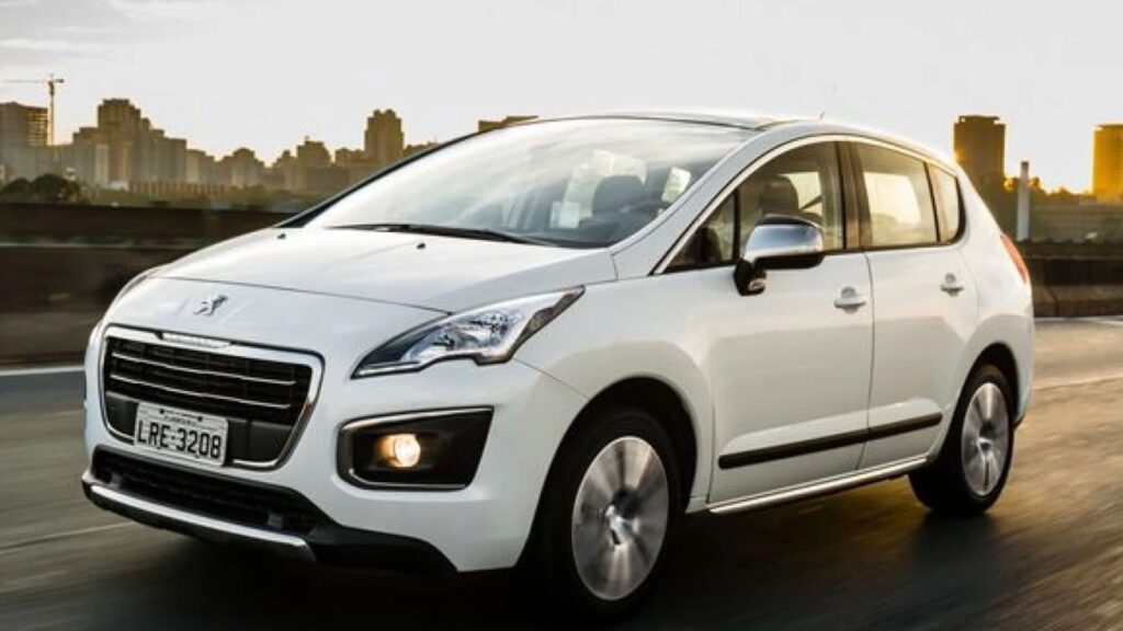 Peugeot 3008 2016 branco em movimento na estrada.