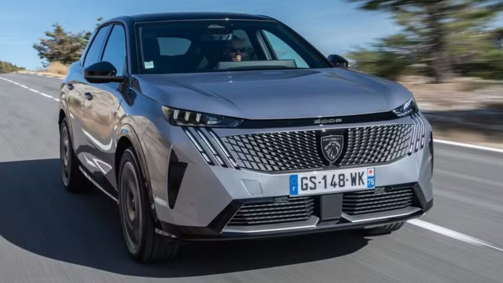 Peugeot 3008 Zero Km prata em movimento na estrada.