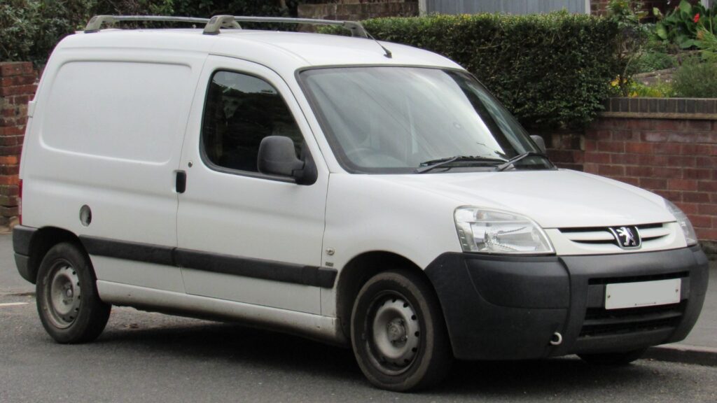 Peugeot Partner 2007 branco parado na beirada da estrada.