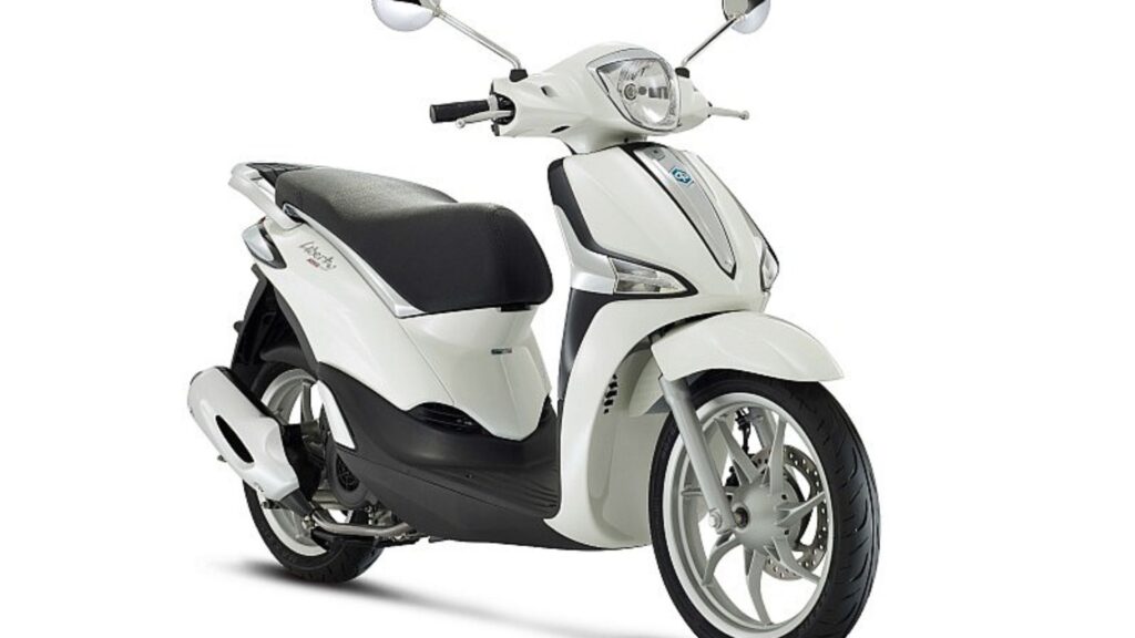 PIAGGIO Liberty 2016 branca parada na diagonal em um fundo branco.