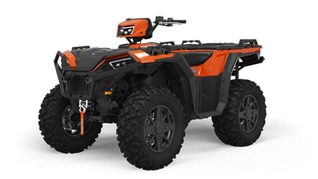 POLARIS Sportsman 2022 laranja parado na diagonal em um fundo branco.
