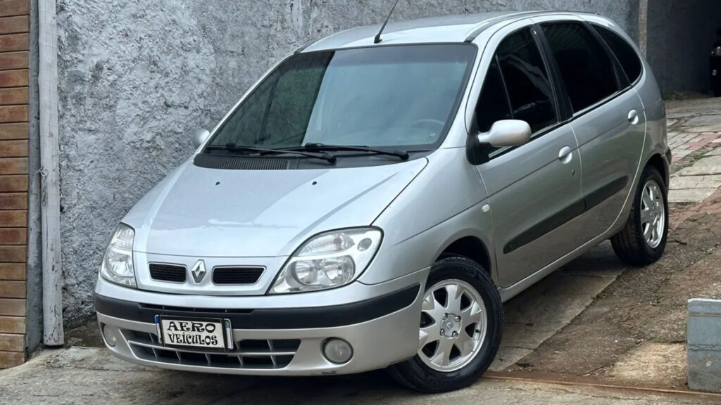 Renault Scénic 2010 prata parado na diagonal.