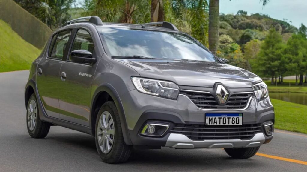Renault STEPWAY 2023 cinza na estrada.