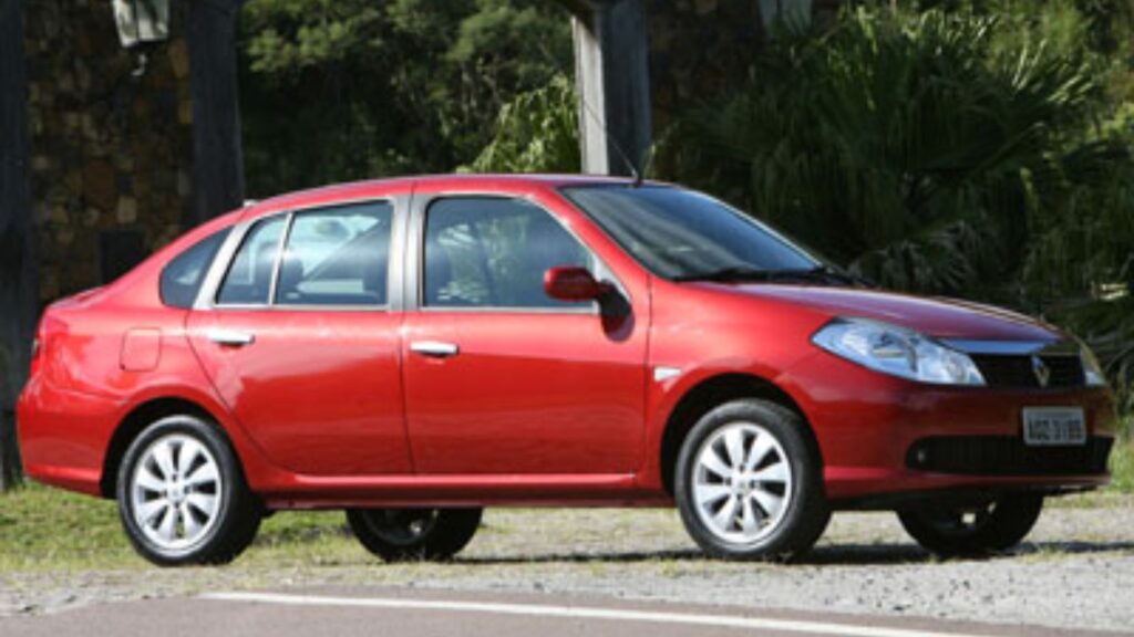 Renault SYMBOL 2010 vermelho parado na diagonal.