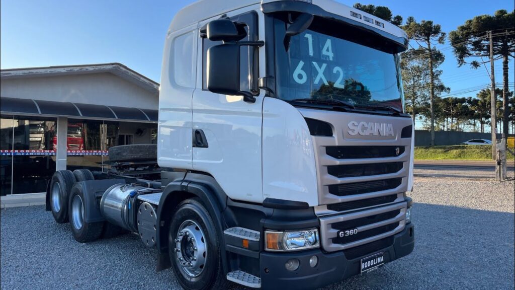 SCANIA G-360 2014 branco parado na diagonal.
