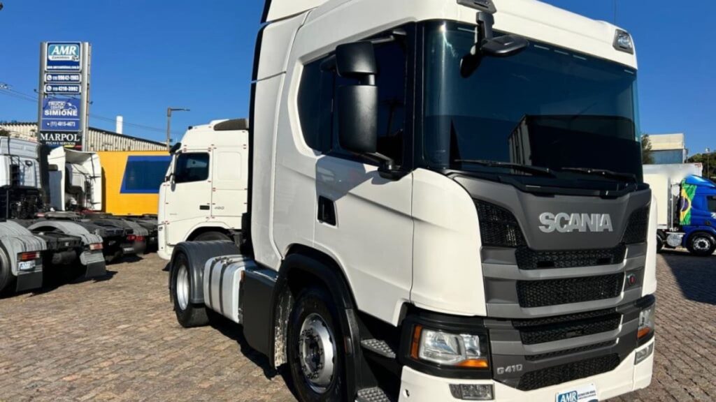 SCANIA G-410 2020 branco parado na diagonal.