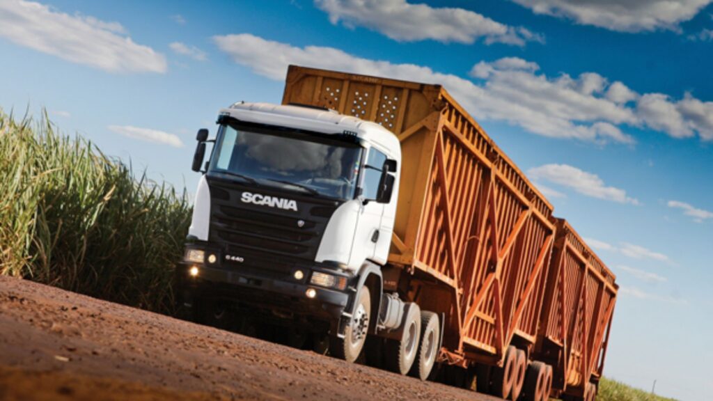 SCANIA G-480 2016 em movimento na estrada de terra.