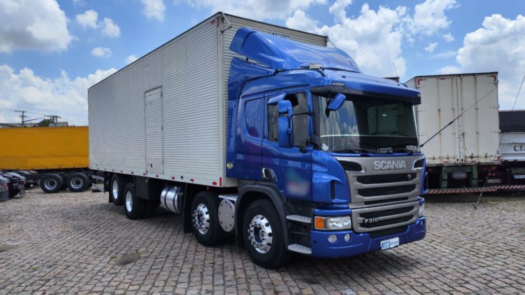 SCANIA P-310 2017 azul escuro parado na diagonal com baú.