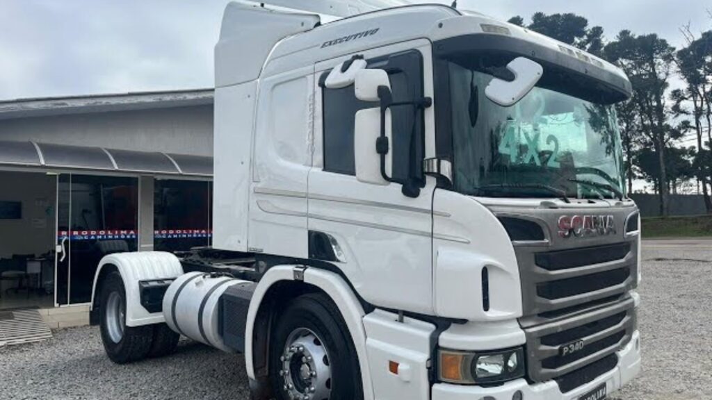 SCANIA P-340 2012 branca parada na diagonal.