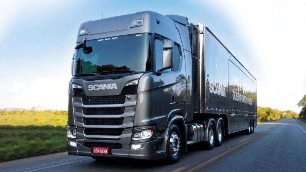 SCANIA S-500 Zero Km cinza em movimento na estrada.