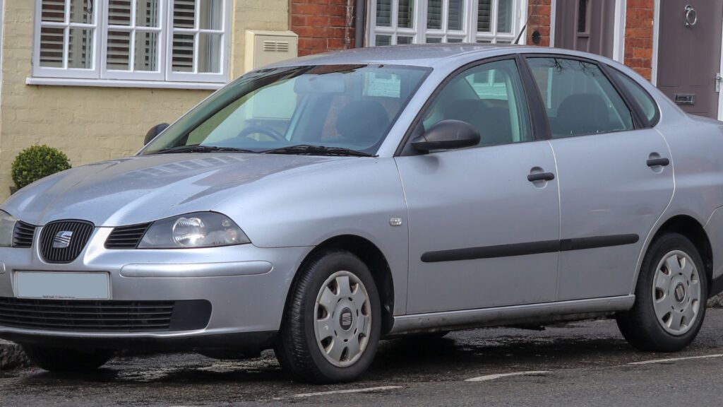 Seat Cordoba 2002 prata estacionado na beirada da estrada.