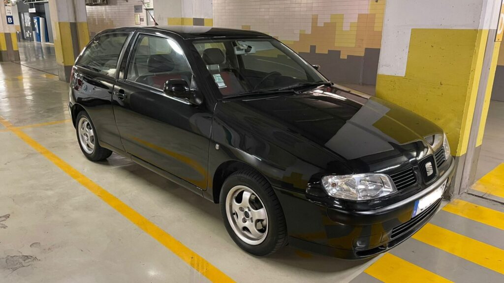 Seat Ibiza 2000 preto estacionado em uma garagem.
