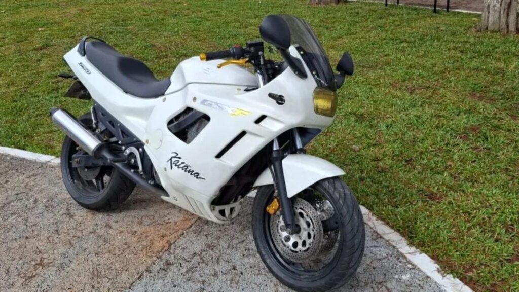 SUZUKI GSX 750 F 1995 branca parada na diagonal.