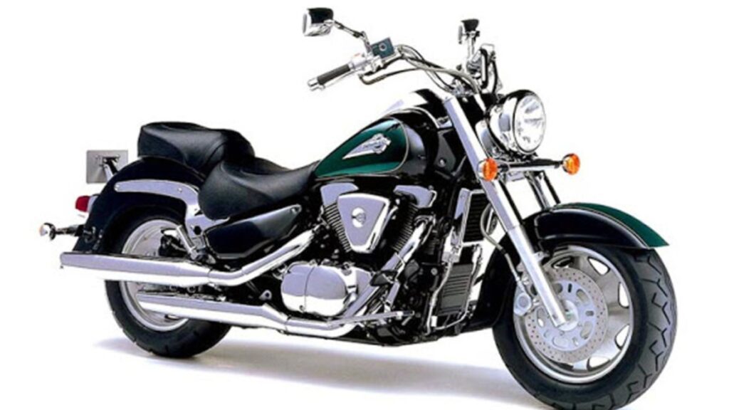 SUZUKI INTRUDER 2001 preta com detalhes em verde na diagonal em um fundo branco.
