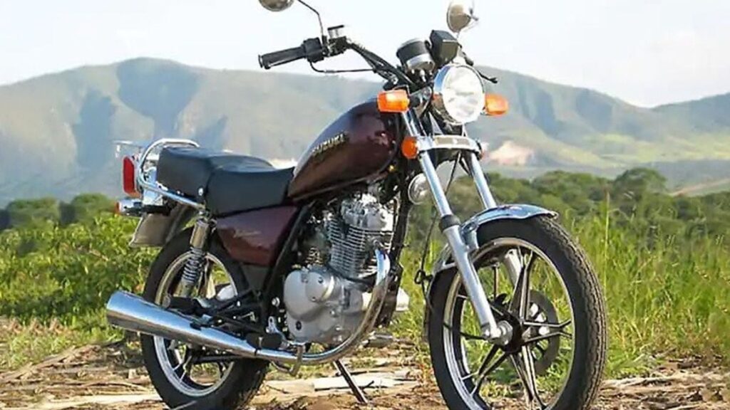 SUZUKI INTRUDER 2005 vermelha parada na diagonal com uma montanha no fundo.