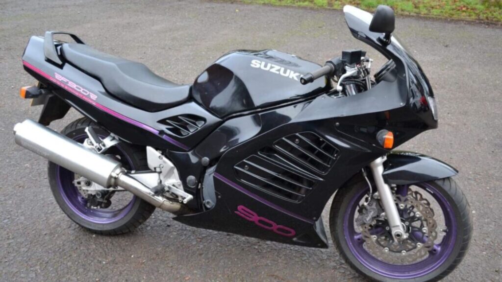 SUZUKI RF 900 R 1997 preta parada na estrada.