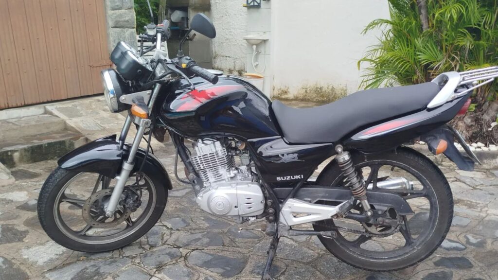 SUZUKI YES 2010 preta com detalhe vermelho parada.