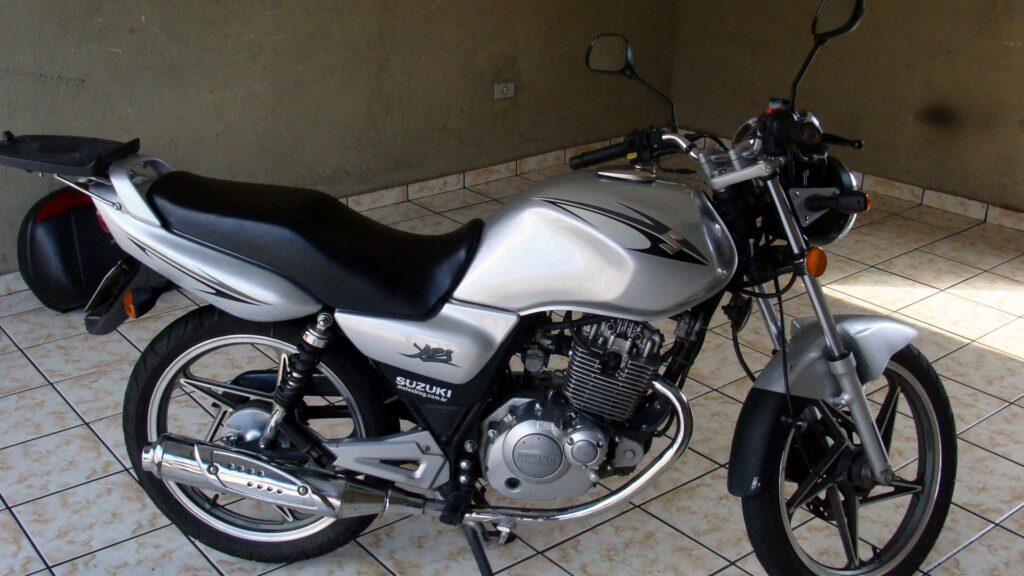 SUZUKI YES 2012 prata parada dentro de uma garagem.