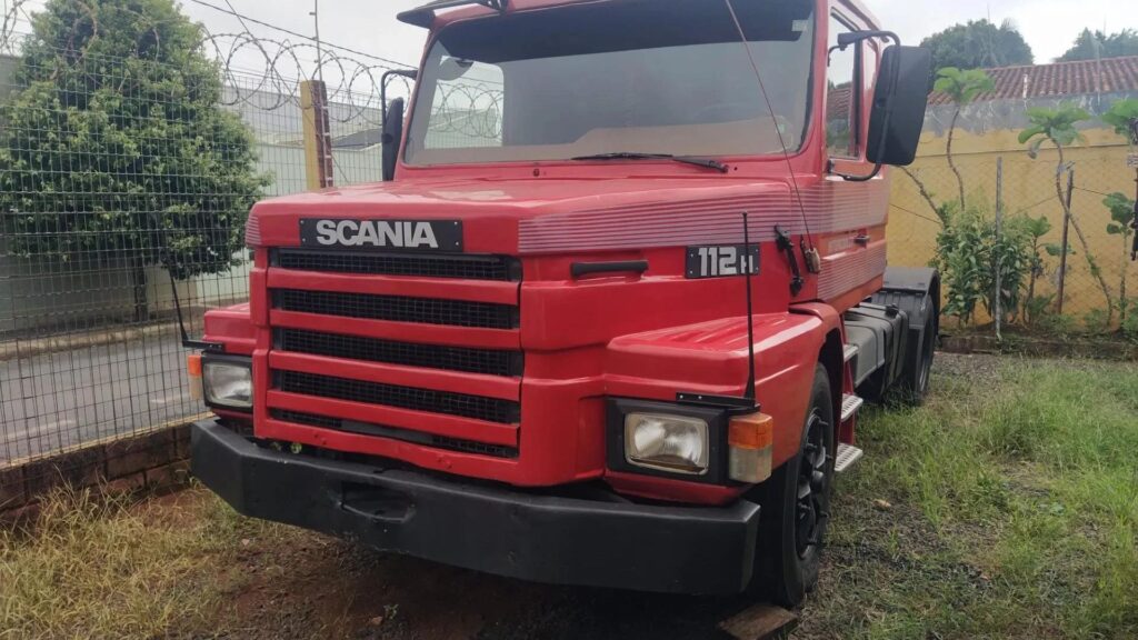 SAAB-SCANIA T-112 1988 vermelho parado em cima de um gramado.