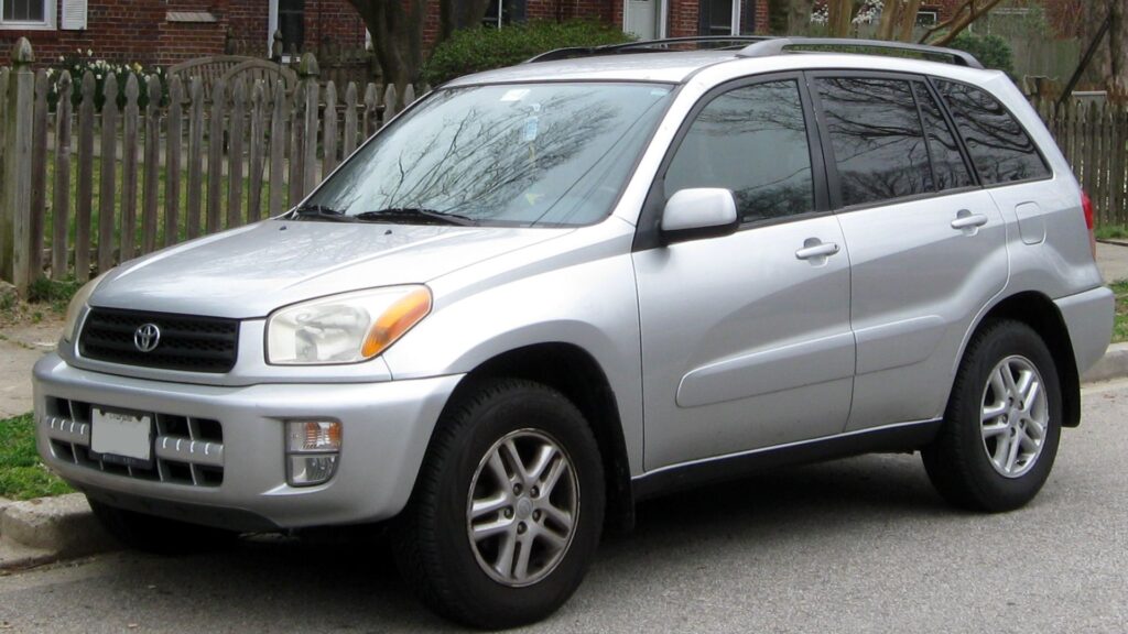 Toyota RAV4 2001 prata parado na beirada da estrada.