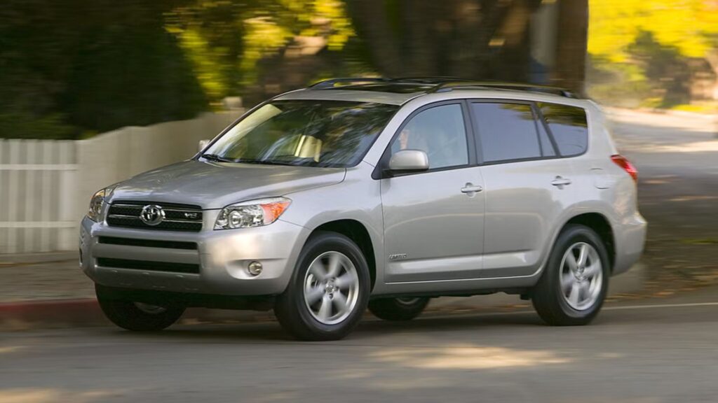 Toyota RAV4 2006 cinza em movimento na estrada.