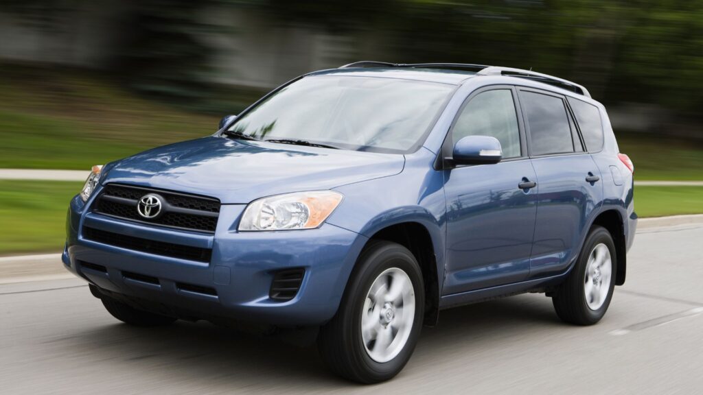 Toyota RAV4 2009 azul em movimento na estrada.