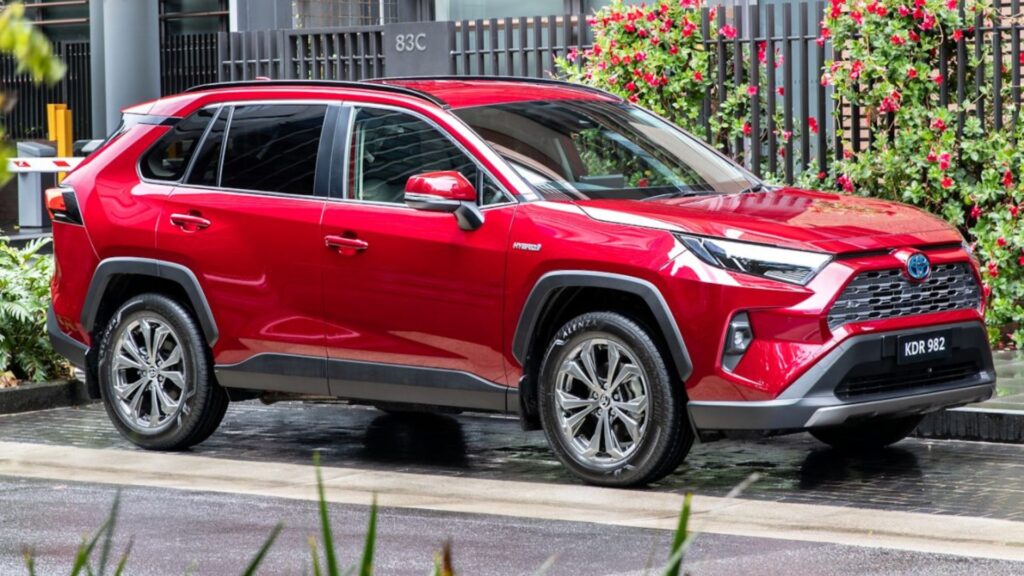 Toyota RAV4 2022 vermelho parado em um estacionamento.