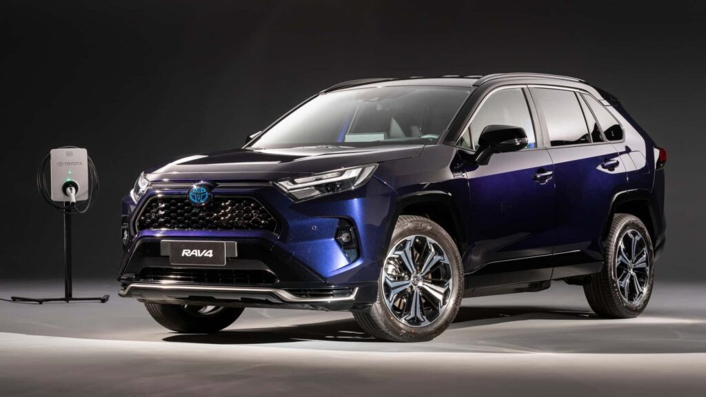 Toyota RAV4 Zero Km azul parado sendo carregado em um fundo cinza.