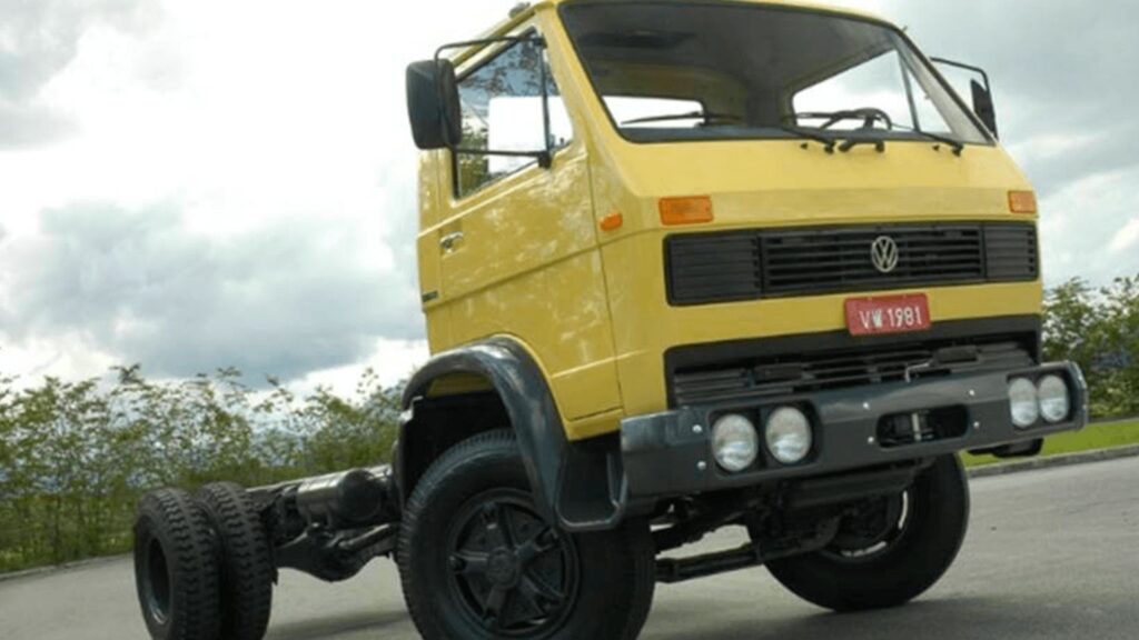 VOLKSWAGEN 11-130 1983 amarelo parado na diagonal.