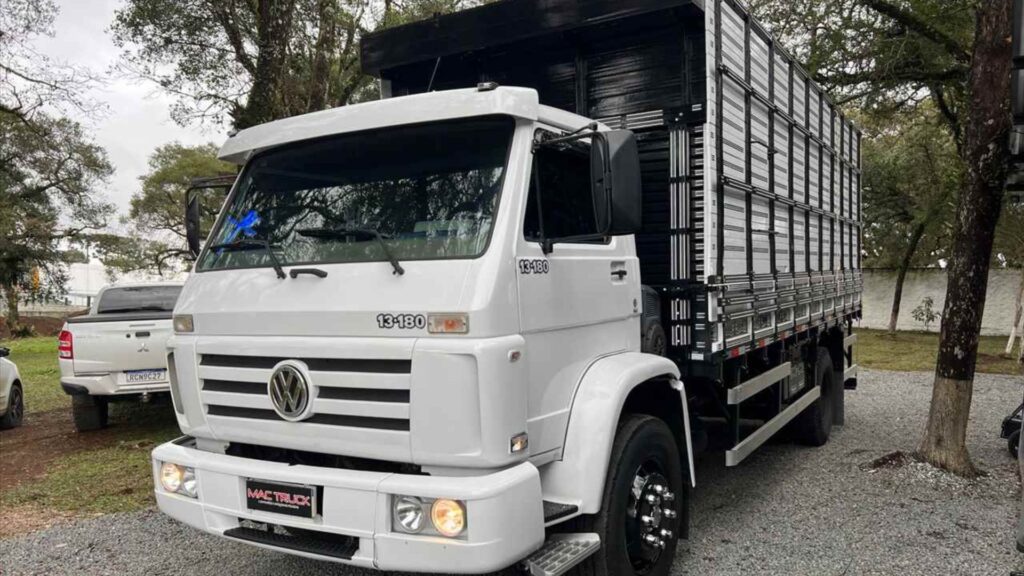 VOLKSWAGEN 13-180 2002 branco com boiadeiro parado na diagonal.