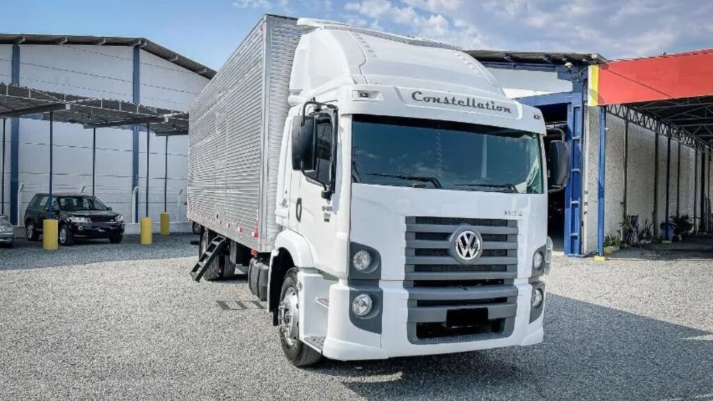 VOLKSWAGEN 13-180 2013 branco parado na diagonal.
