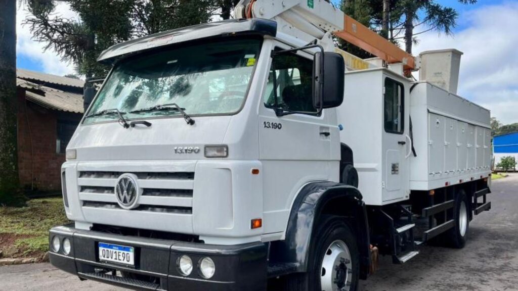 VOLKSWAGEN 13-190 2016 branco parada na diaogonal.