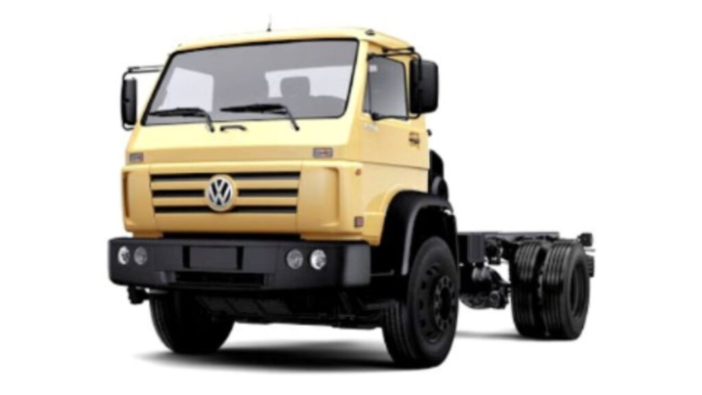 VOLKSWAGEN 16-300 1999 amarelo parado na diagonal em um fundo branco.