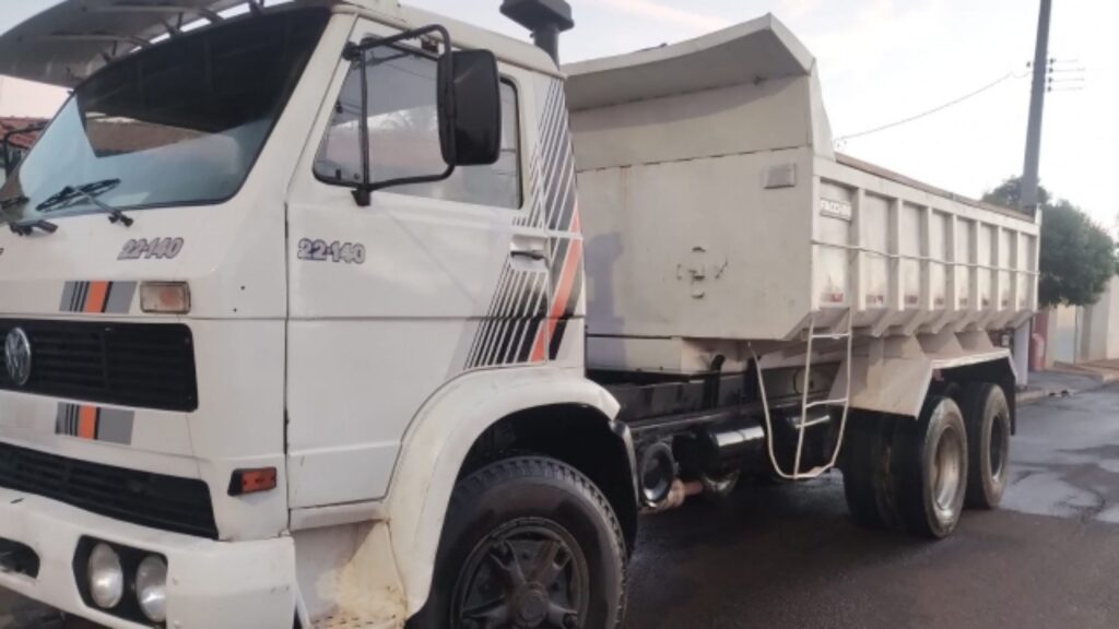 VOLKSWAGEN 22-140 1990 branco parado na beirada da estrada.