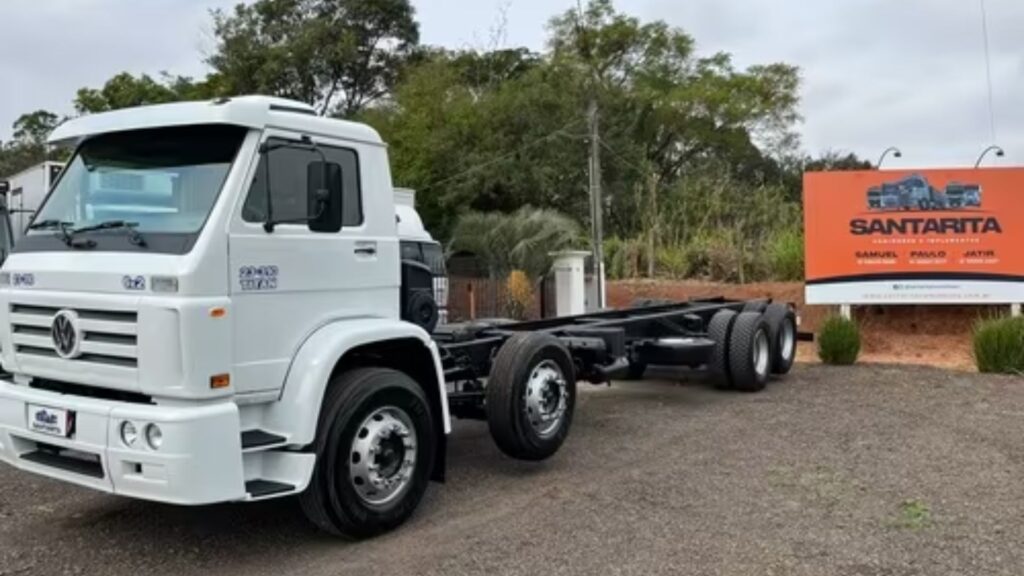 VOLKSWAGEN 23-310 2003 branco parado em um pátio.