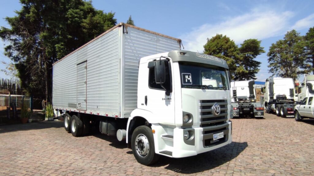 VOLKSWAGEN 24-280 2014 branco parado na diagonal com baú.