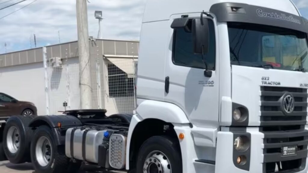 VOLKSWAGEN 25-390 2012 branco parado na beirada da estrada.