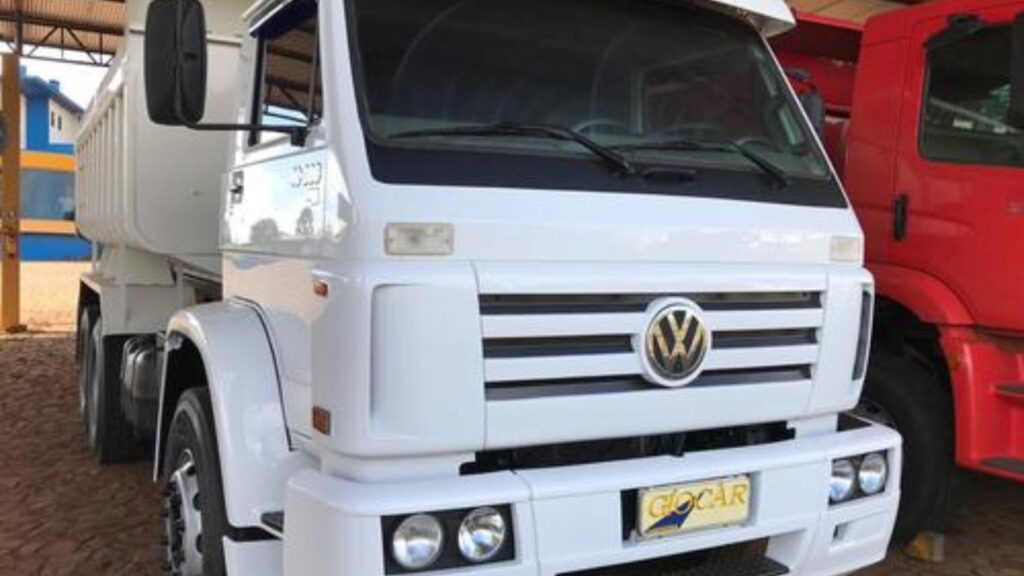 VOLKSWAGEN 40-300 2001 branco parado de baixo de uma garagem.