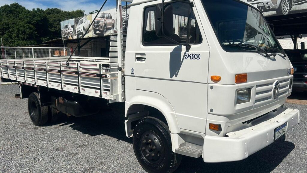 VOLKSWAGEN 7-100 1995
branco parado na diagonal no meio do pátio.