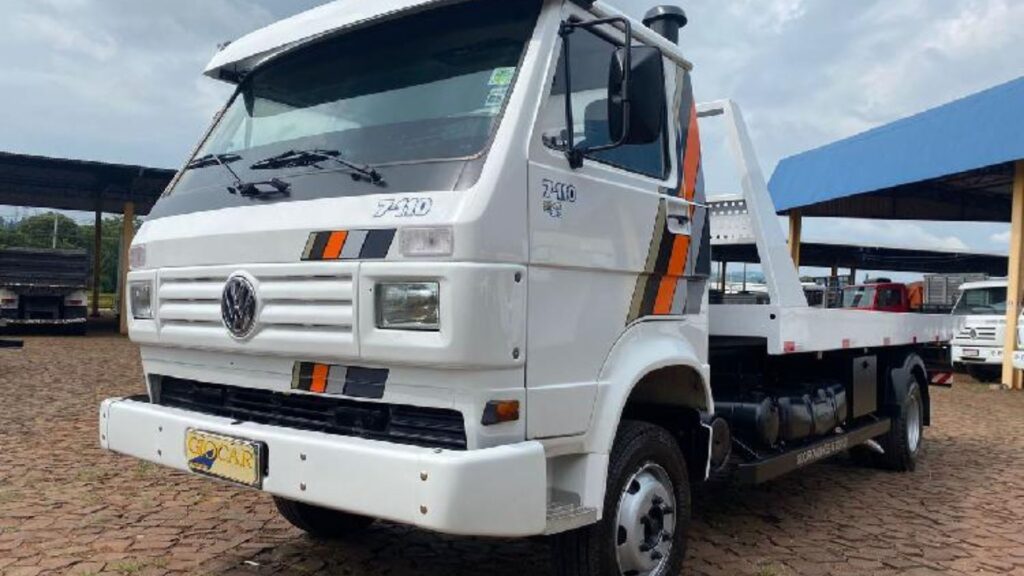 VOLKSWAGEN 7-110 1995 branco com guincho parado na diagonal.