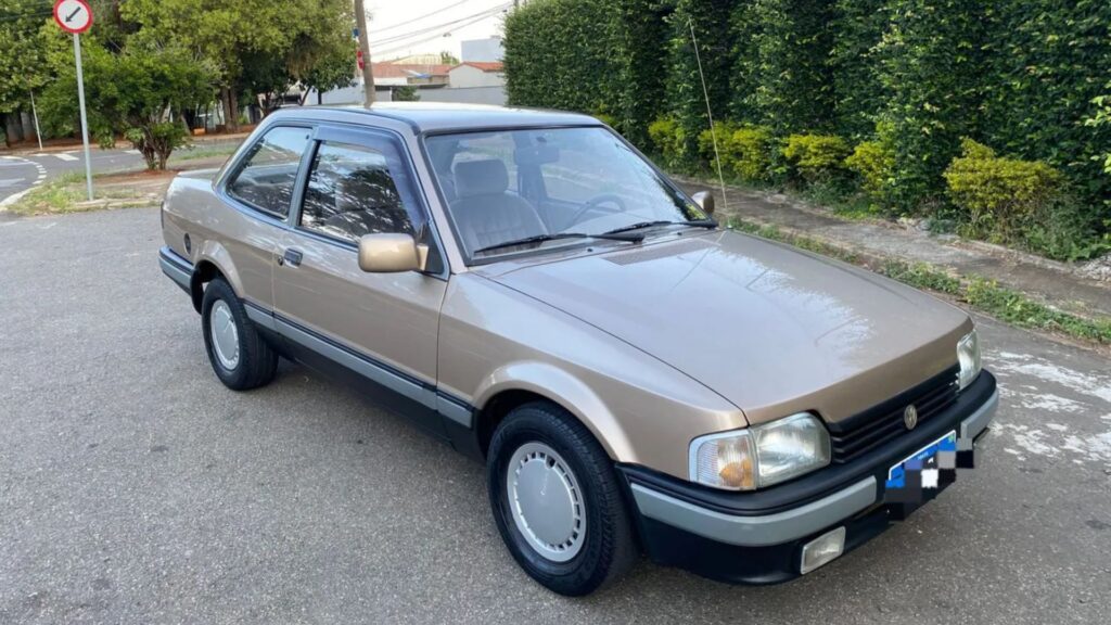 VolksWagen Apolo 1992 parado na diagonal no meio da estrada.