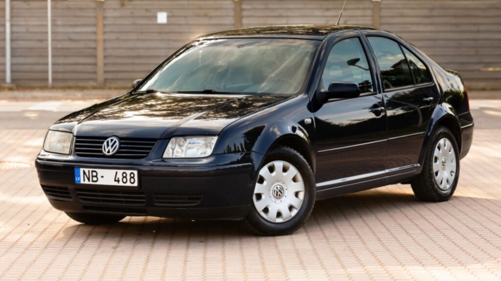 VolksWagen Bora 2002 preto parado na diagonal.