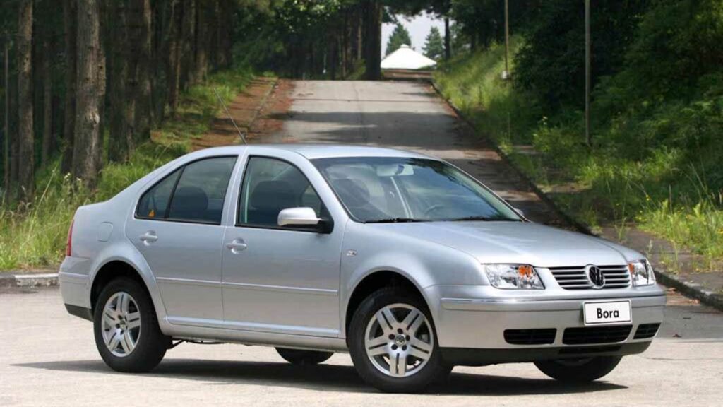 VolksWagen Bora 2003 prata parado na diagonal.
