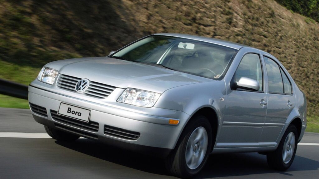 VolksWagen Bora 2004 prata em movimento na estrada.
