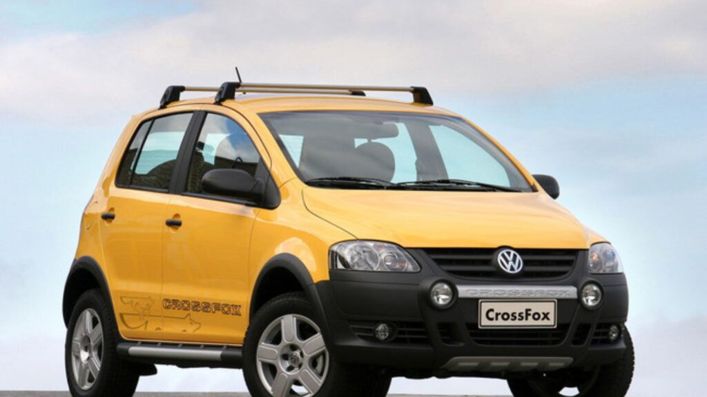 VolksWagen CROSSFOX 2008 amarelo parado na diagonal.