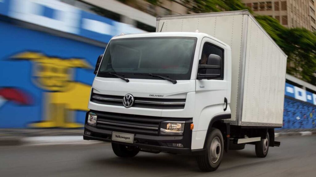 VOLKSWAGEN Delivery 2019 branco com baú na estrada.
