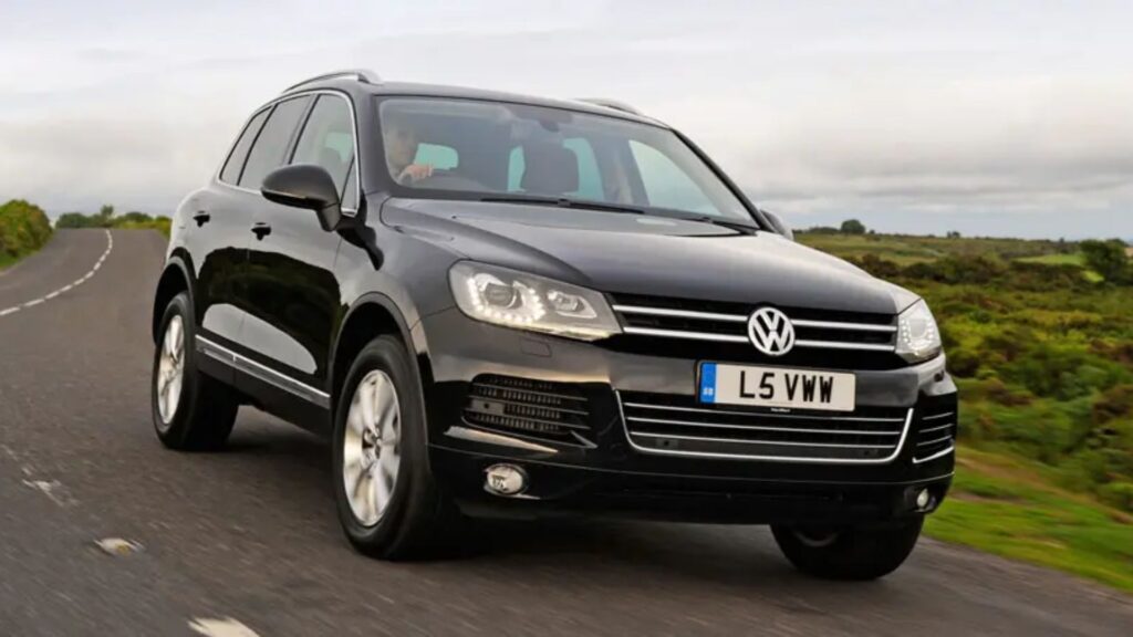 VolksWagen TOUAREG 2010 preta em movimento na estrada.