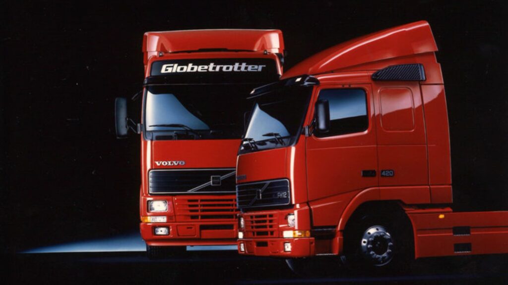 VOLVO FH-12 1995 vermelho parado em um fundo preto.